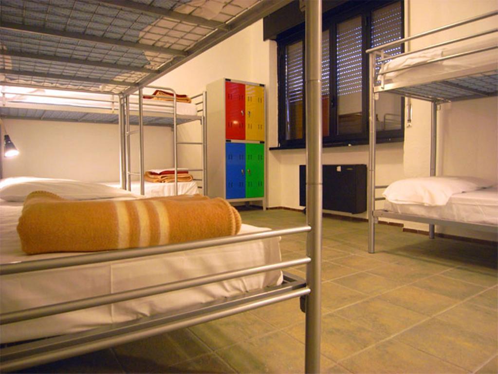 Cama en habitación femenina compartida de 4 camas