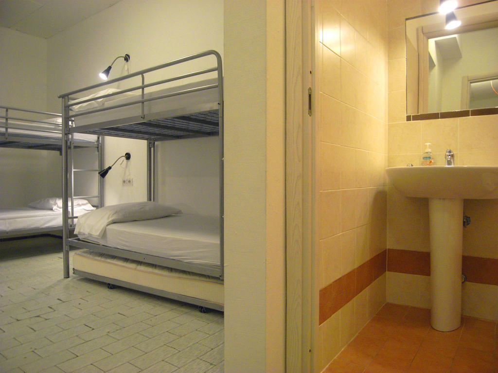 Cama en habitación compartida femenina de 3 camas
